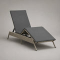 Lettino prendisole reclinabile in polyrattan e acciaio con cuscino grigio e tortora, 198 x 65 x 33 cm