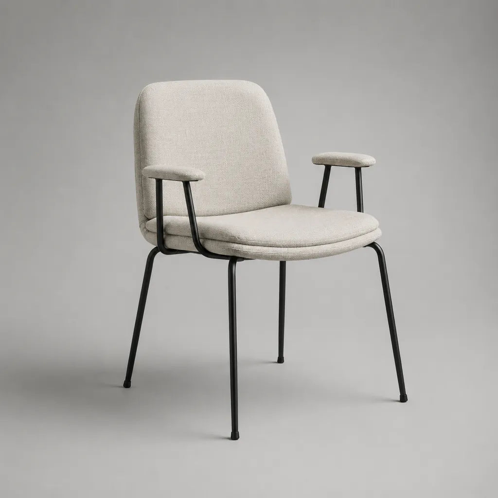 Sedia da pranzo imbottita con braccioli, schienale rettangolare, rivestimento beige e struttura in acciaio nero, 58 x 60 x 84 cm