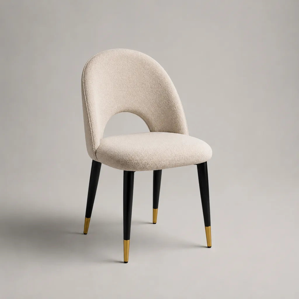 Sedia da pranzo imbottita avorio con schienale ad arco aperto e gambe in acciaio nero e oro, 51 × 57 × 84 cm