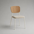 Sedia da pranzo imbottita in tessuto beige con schienale in legno e gambe in acciaio bianco crema, 48 x 54 x 82 cm