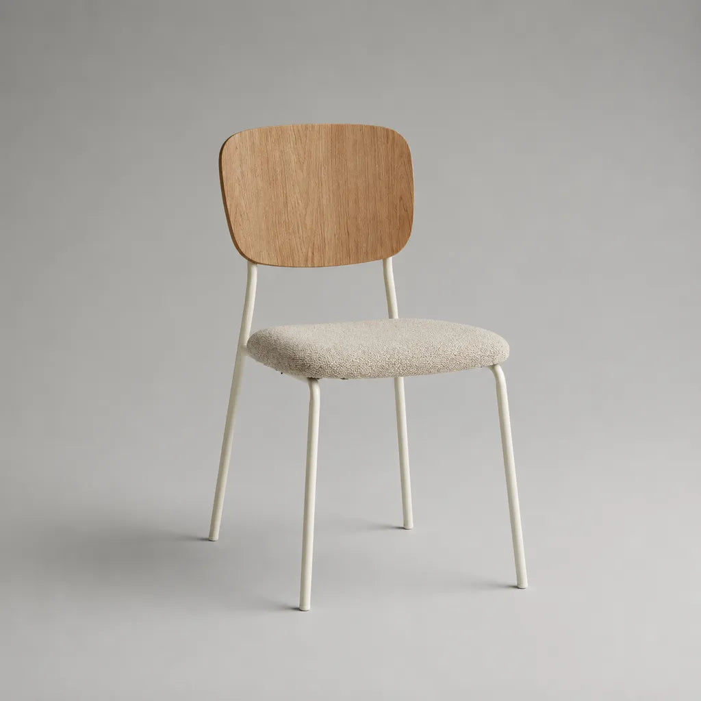 Sedia da pranzo imbottita in tessuto beige con schienale in legno e gambe in acciaio bianco crema, 48 x 54 x 82 cm