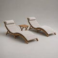 Set da esterno con 2 lettini prendisole reclinabili in legno, cuscini beige, lettini 200 × 65 × 75 cm e tavolino 45 × 45 × 45 cm