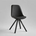 Sedia da pranzo nera imbottita in pelle sintetica PU con gambe in faggio massello, 48 × 55 × 84 cm